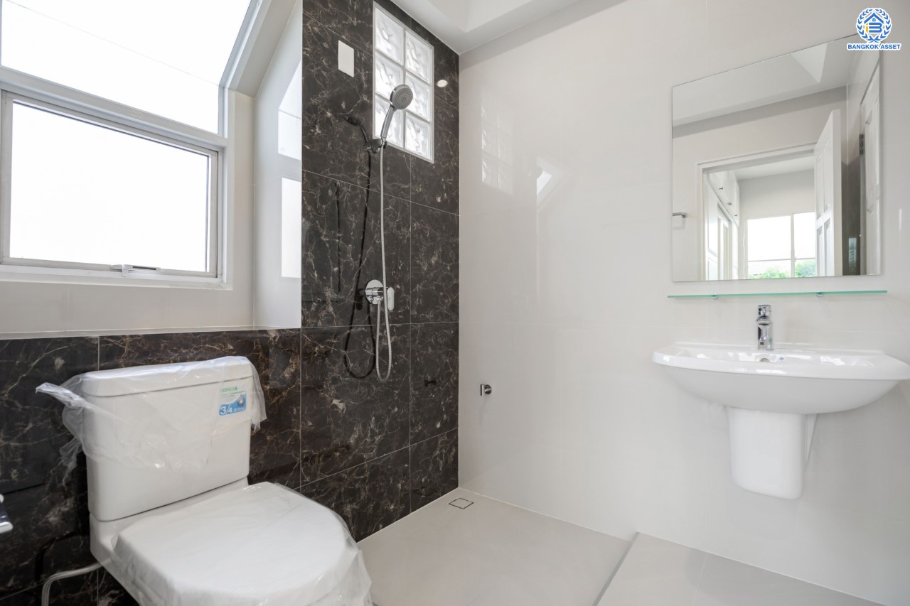 บ้านมือสองตกแต่งใหม่ ม.มัณฑนา นครอินทร์-พระราม5 หลังมุม เนื้อที่กว่า 57 ตร.ว. ฟังก์ชันจัดเต็ม 3 ห้องนอน 2 ห้องน้ำ จอดรถได้ 1 คัน พร้อม Living Room รองรับทุกความสุข ทำเลเดินทางสะดวก ใกล้ทางด่วน "ศรีรัช" และรถไฟฟ้า "สถานีบางรักใหญ่"